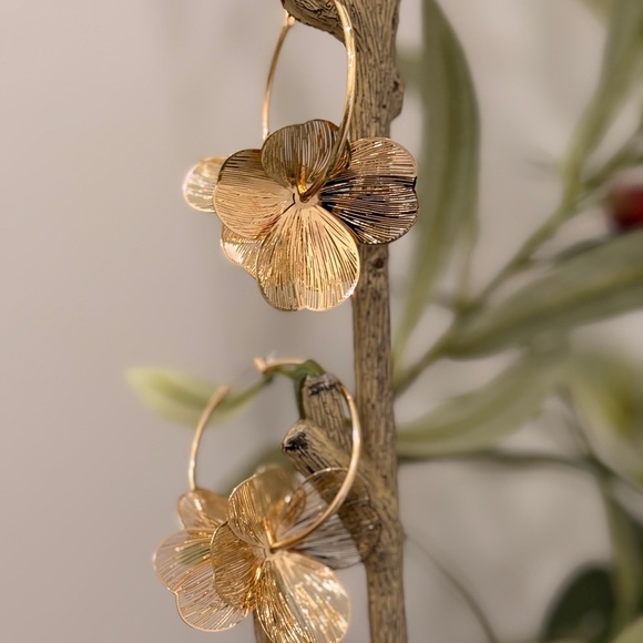 Chic Gold Floral Hoop Earrings - Picture 9 of 9